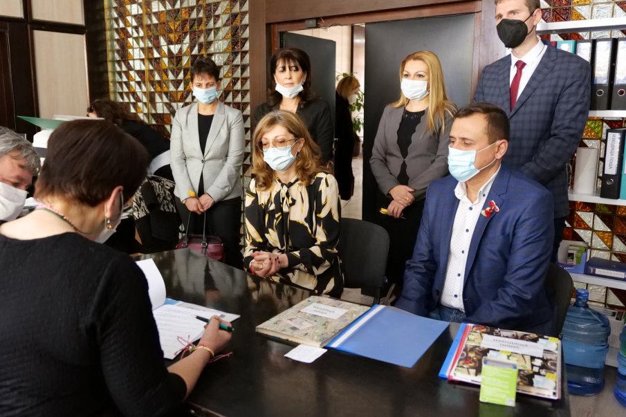 Екатерина Захариева регистрира листата на ГЕРБ в Пазарджик