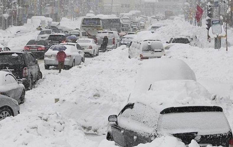 Силен снеговалеж блокира транспорта в Южна Корея