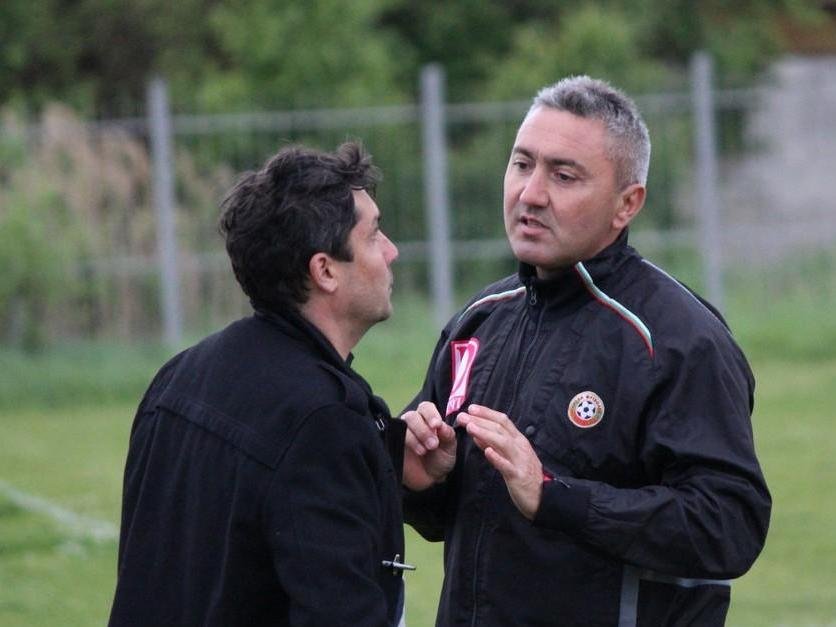 ВЪПРЕКИ МЕРКИТЕ: В Руен се игра футболен мач пред публика, бивш елитен съдия се прави, че не вижда феновете (СНИМКИ)