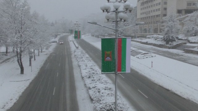 ОТ ПОСЛЕДНИТЕ МИНУТИ: Сняг заваля в Смолянско, ето как се пътува