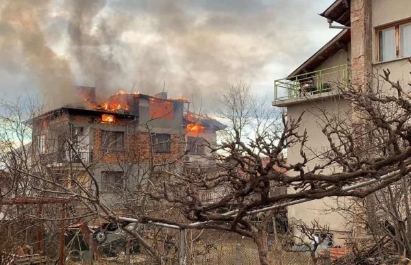 ИЗВЪНРЕДНО: Гори триетажна къща в софийското село Долни Лозен