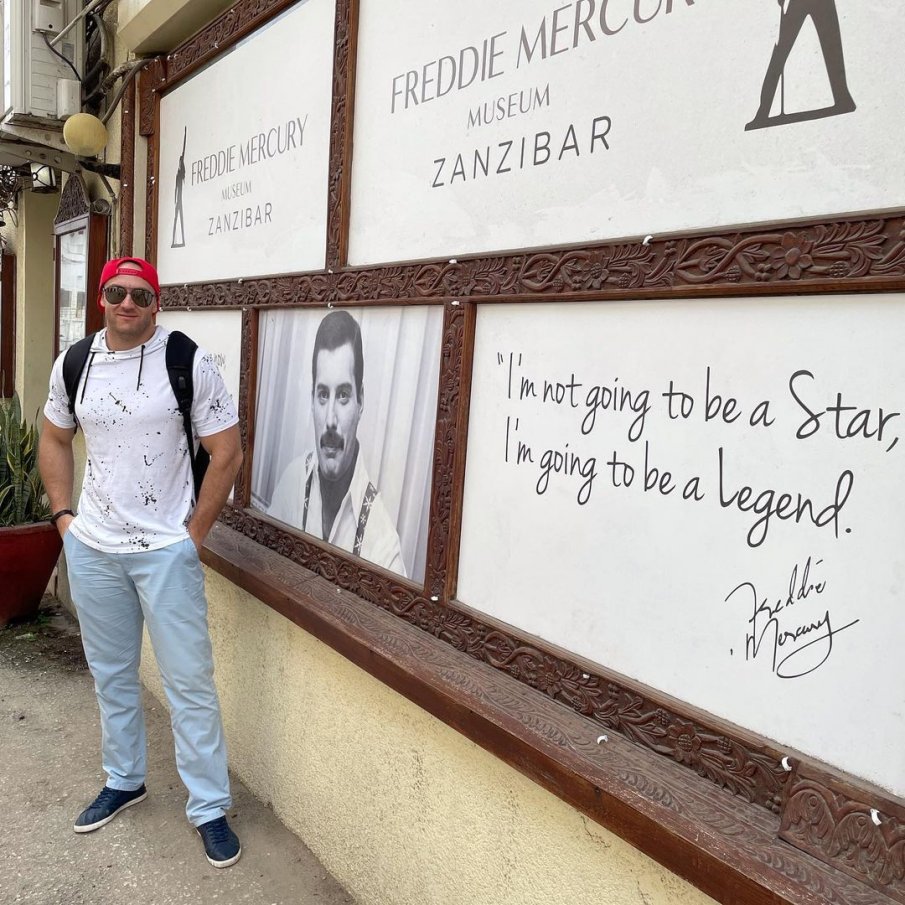 Победителят в Игри на волята на гости в къщата на Фреди Меркюри