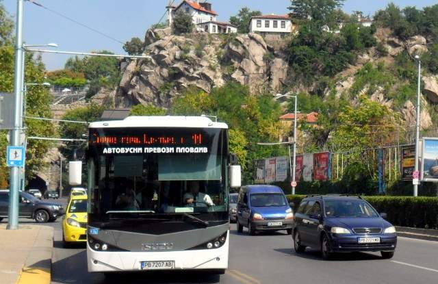 Пускат допълнителни автобуси за Задушница в Пловдив