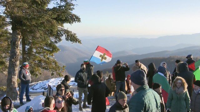 Стотици тръгнаха към връх Шипка въпреки отменените празненства