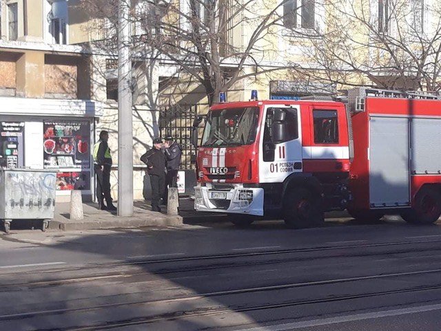 ИЗВЪНРЕДНО В ПИК: Единият от пострадалите при пожара в центъра на София приет в тежко състояние в Пирогов (СНИМКИ)