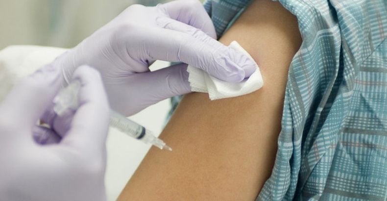 Трета доза на ваксината срещу COVID-19 вече е достъпна в Гърция