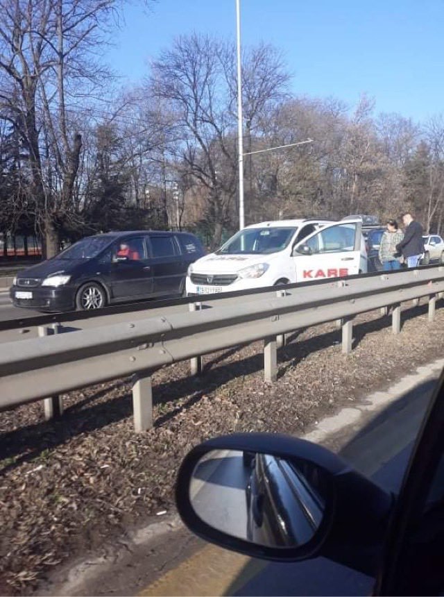 Три автомобила катастрофираха на бул. Цариградско шосе, в близост до