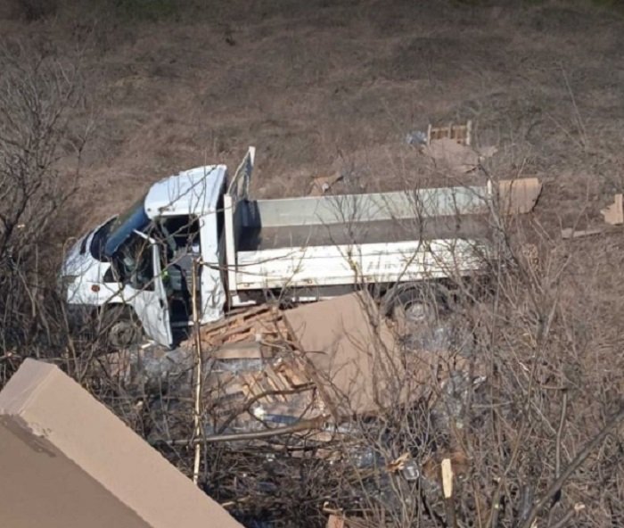 Камион излетя в канавка, за да избегне катастрофа