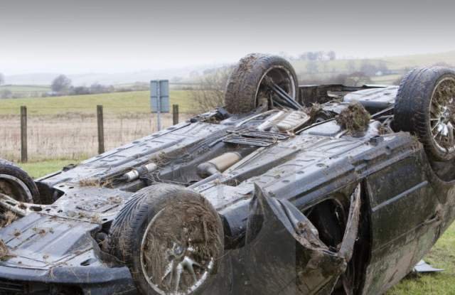 Жена с БМВ се обърна по таван до Куклен