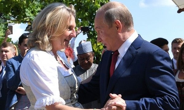 Австрийската министърка, танцувала с Путин, става шеф в Роснефт
