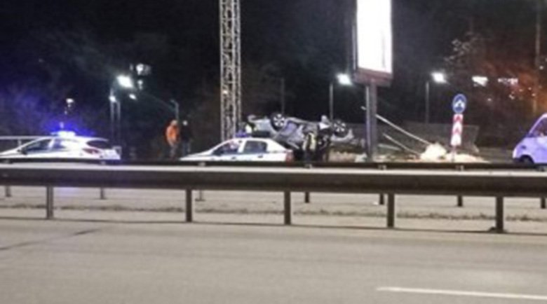 ИЗВЪНРЕДНО! Кола се обърна по таван и блокира движението на Цариграско шосе в столицата