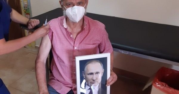 Кмет се ваксинира с портрет на Путин