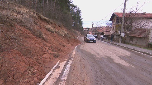 Земна маса се свлича в близост до къщи в Перник