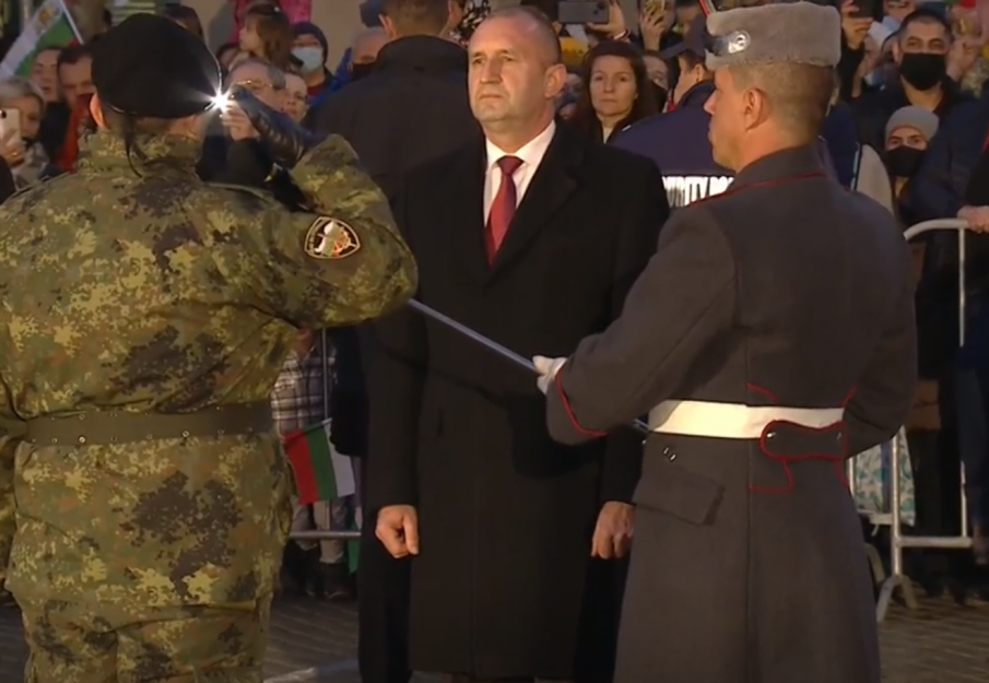Започна тържествената заря-проверка по случай Деня на Освобождението