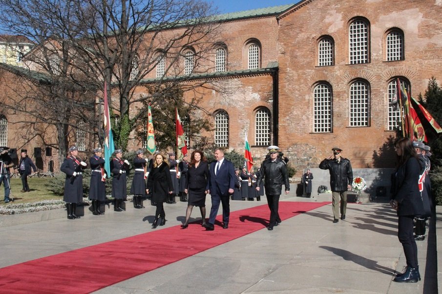 Вицепремиерът Марияна Николова взе участие в церемонията по издигане на Националното знаме за 3 март (СНИМКИ)