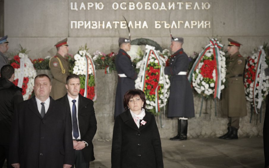 Караянчева и народни представители присъстваха на тържествената заря-проверка по повод Освобождението на България