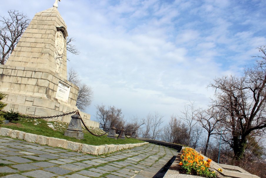 2000 теменужки засадиха пред паметника на руския император Александър II на Бунарджика в Пловдив