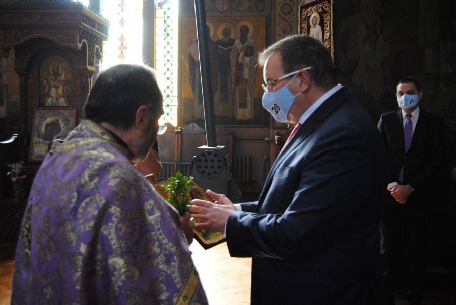 Проф. д-р Костадин Ангелов дари икона на катедралния храм в Старата столица (СНИМКИ)