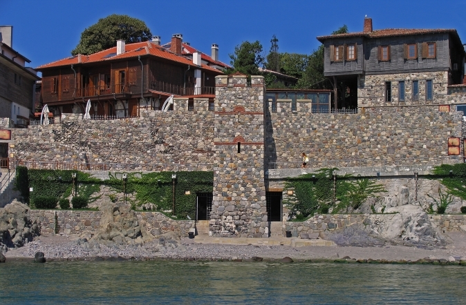 Съдът реши: Крепостната стена в Созопол е незаконна, събарят я заради частник