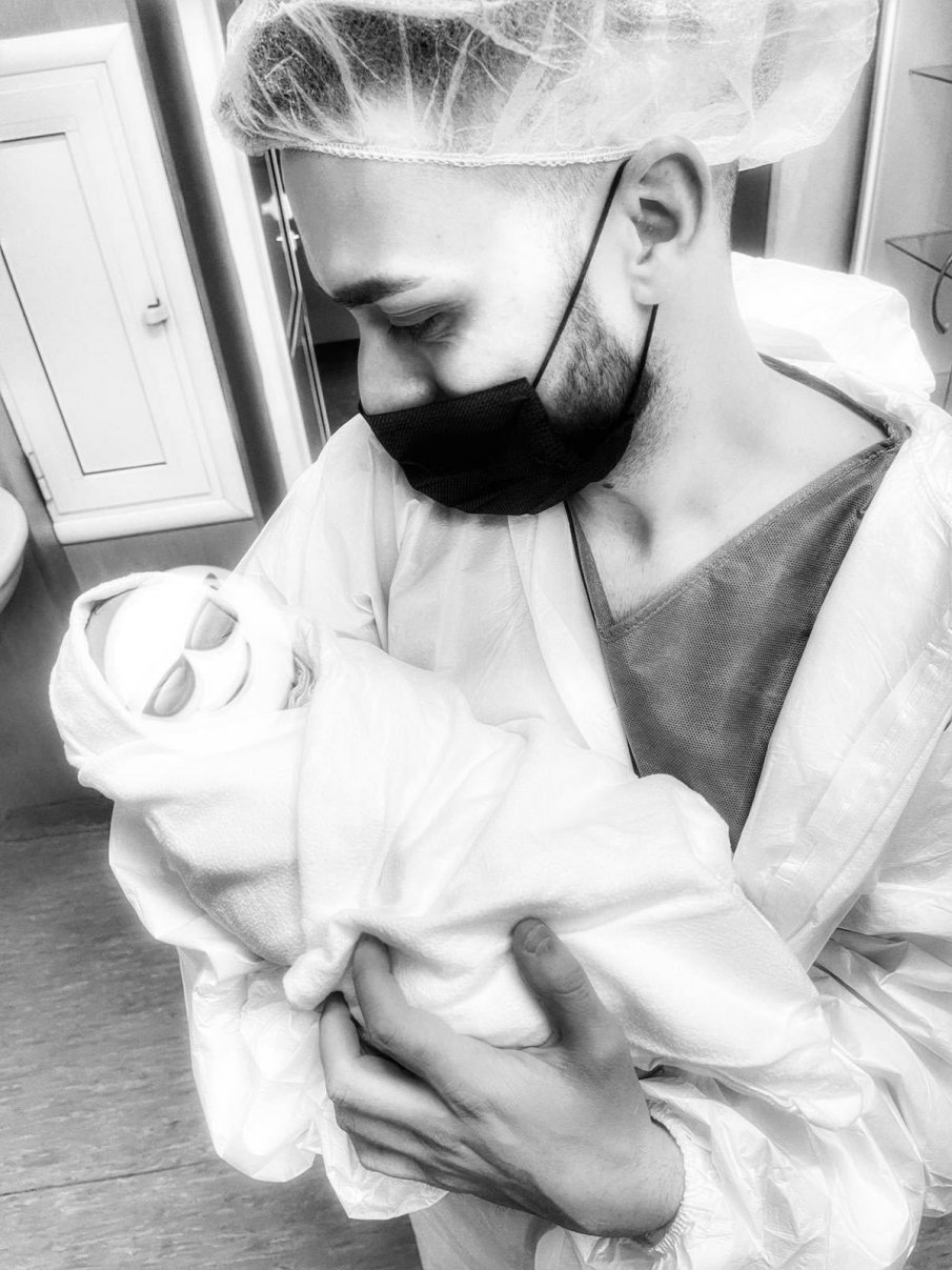 Криско се радва на мъжка рожба