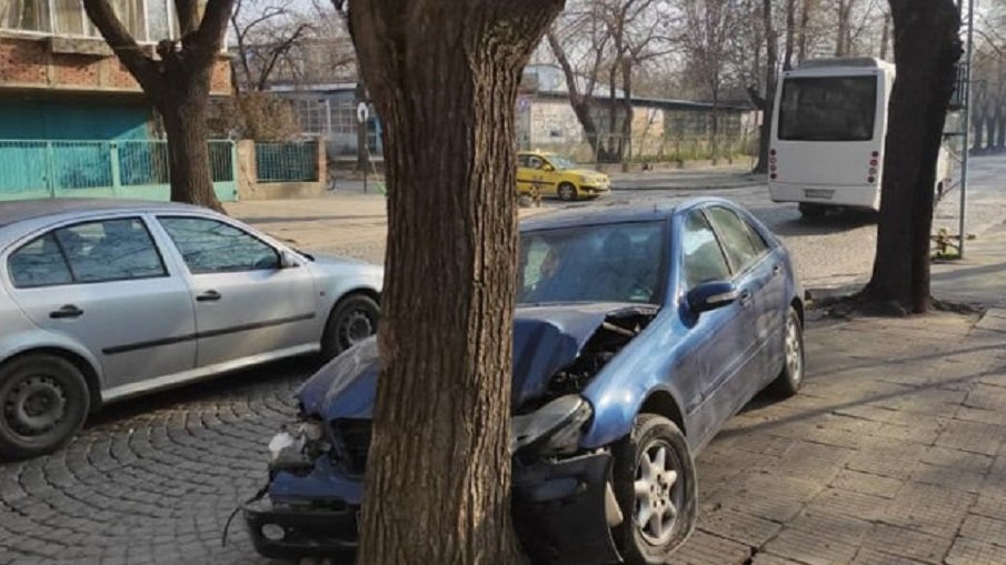 „Мерцедес“ се разби в дърво (СНИМКИ)