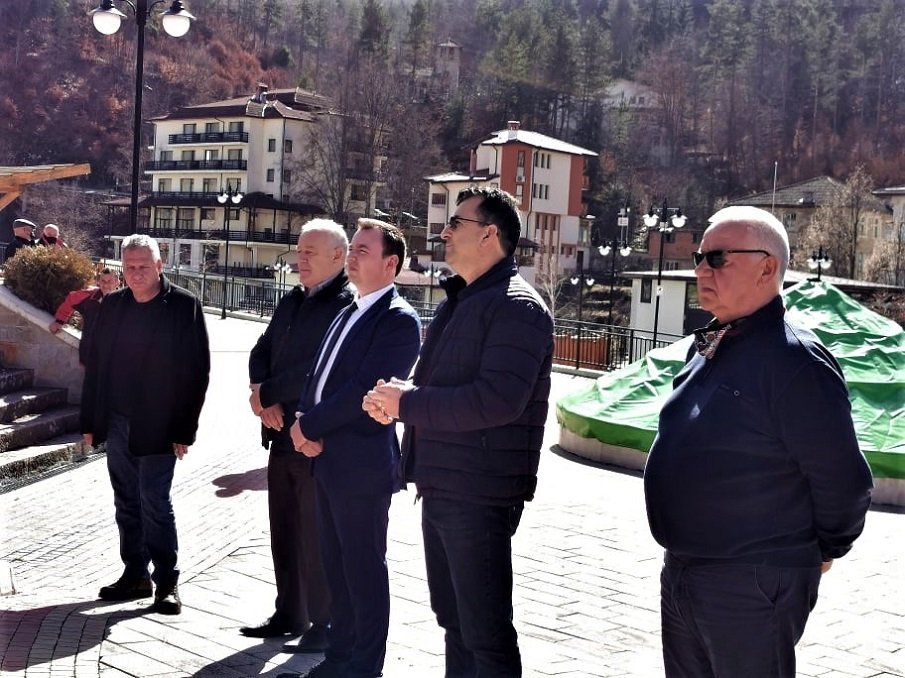 Новоизбраният кмет на Баните заема мястото на баща си, който почина от COVID-19