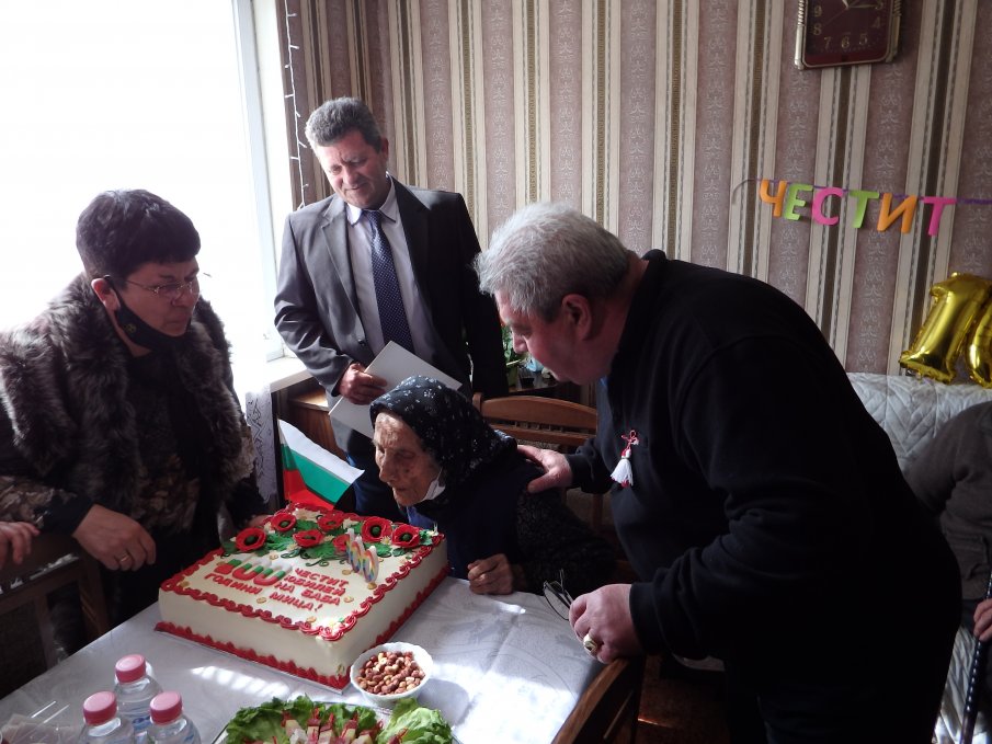 Баба Мица от Кривина празнува 100-годишен юбилей