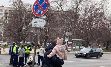 ОТ ПОСЛЕДНИТЕ МИНУТИ: Лада връхлетя младо момиче в Пловдив