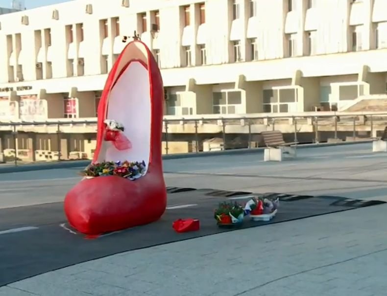 Полицаи спират днес дамите шофьорки, за да има подарят цветя