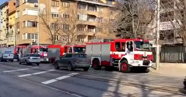 ГОРЕЩО В ПИК TV: Екшън с 4 пожарни и линейка в центъра на София (ВИДЕО)