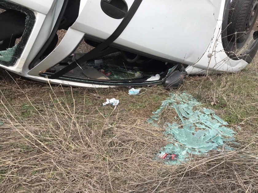 Издирват шофьор, обърнал колата си в Пловдивско и избягал