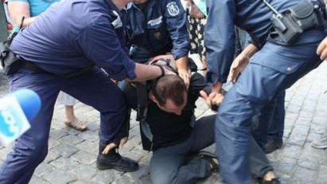 Задържаха мъж, нападнал с нож полицаи в Смядово