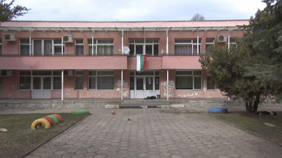 Пребиха 16-годишно момиче заради пакетче семки