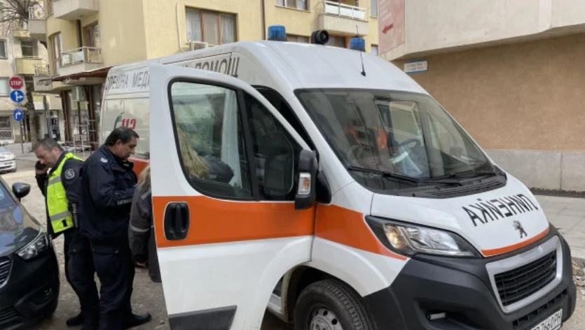 Млад мъж пропадна в дупка в новоремонтиран тротоар в Пловдив