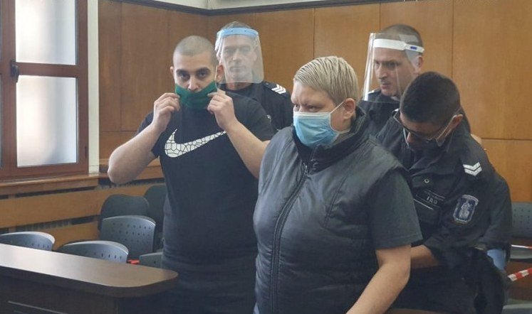 Съдът се произнася до месец за майка и син, заклали мъж в Пловдив