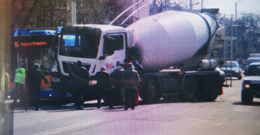 ОТ ПОСЛЕДНИТЕ МИНУТИ: Тролей и бетоновоз се помляха в Банишора