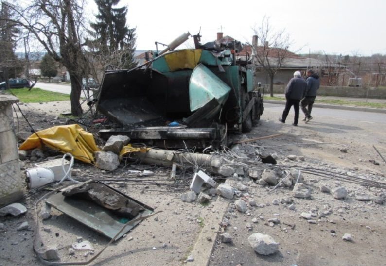 Тежко остава състоянието на шофьора, пострадал при инцидент с машина за полагане на асфалт