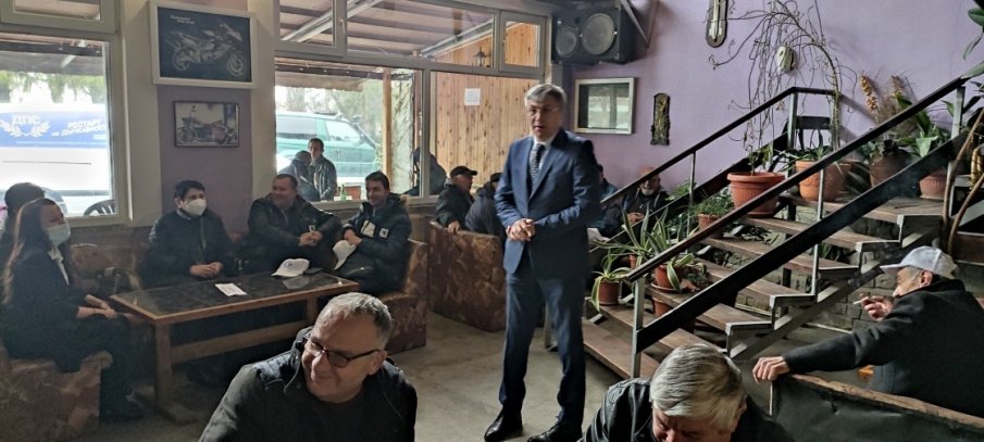 Насред пандемията: ДПС продължават да пълнят кафенета без маски (СНИМКИ)