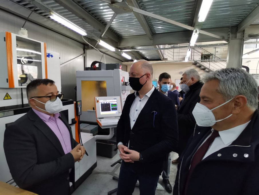 Росен Желязов: Със съдействието на държавата и европейските програми българските фирми  запазиха производството си (СНИМКИ)