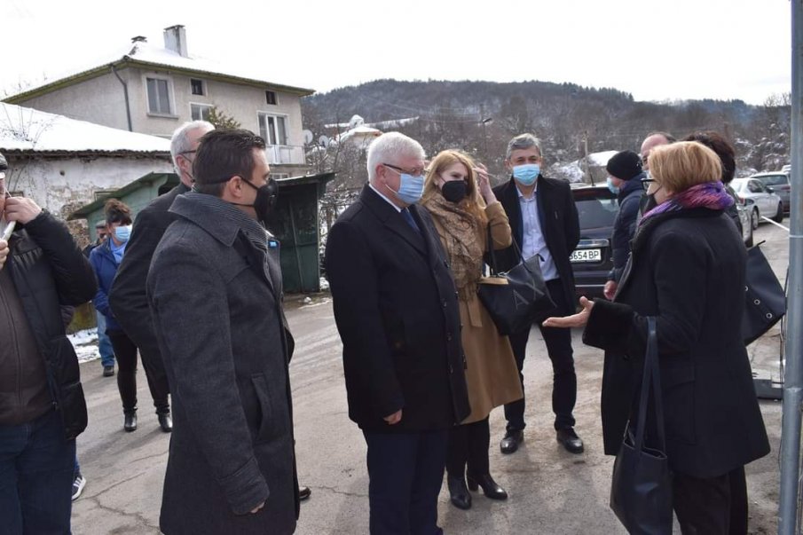 Кирил Ананиев присъства на първата копка на реконструкцията на водопровода в  две радомирски села