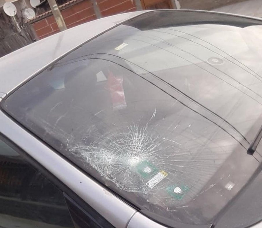 ИНЦИДЕНТ: Кон с каруца помете 4 коли (СНИМКИ)