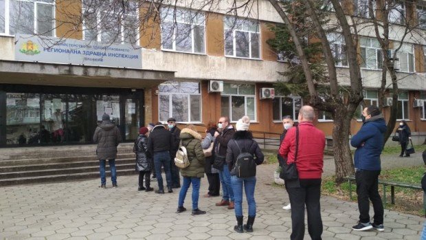 ТАРИКАТИ: Хитреци използват изборните комисии за ваксиниране без ред в Пловдив