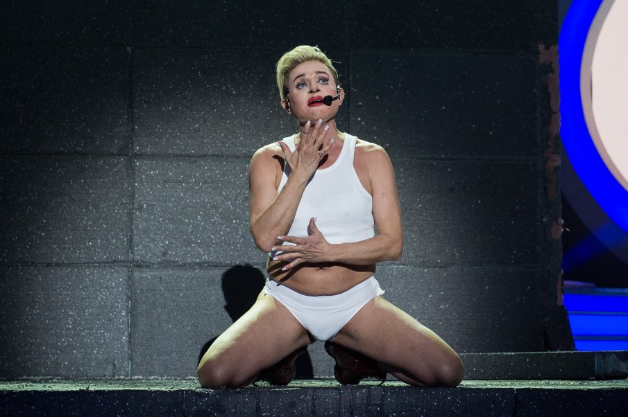 Къци го закъса - ожали се, че целият е в лепило заради Майли Сайръс