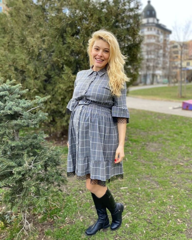 Близнаците на Ева Веселинова буйстват в корема й