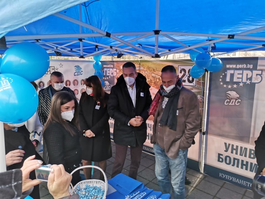 ГЕРБ откри традиционната си приемна до Часовника в Бургас (СНИМКИ)
