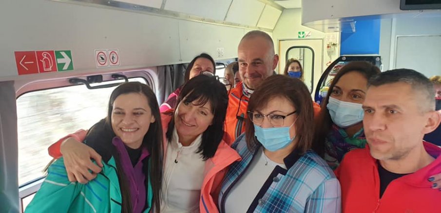 Корнелия Нинова разгневи потребителите в социалните мрежи - щракна се с цигара във влака (СНИМКИ)