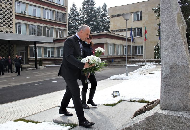Националната служба за охрана отдаде почит пред паметта на младши лейтенант Стефан Янчулев (СНИМКИ) Националната служба за охрана отдаде почит пред паметта на младши лейтенант Стефан Янчулев (СНИМКИ)