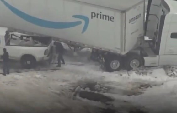 В ПЛЕН НА ЗИМАТА: Стотици блокирани в колите си по магистралите заради снежната буря в САЩ (ВИДЕО)