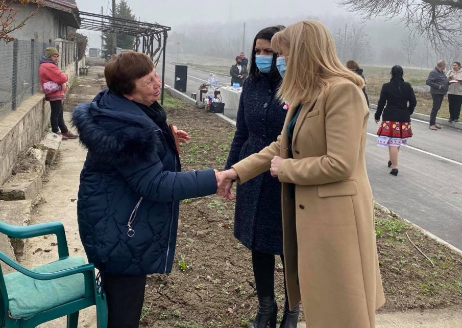 Петя Аврамова в Мизия: Предстои ремонт на 100 км републикански пътища в област Враца (СНИМКИ)