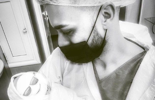 СКАНДАЛ: Майки скочиха на Криско заради снимка от родилния дом